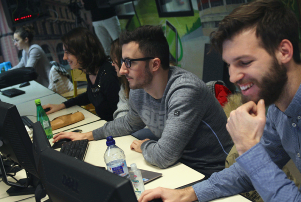 S_mart-ETUDIANTS-Souriants